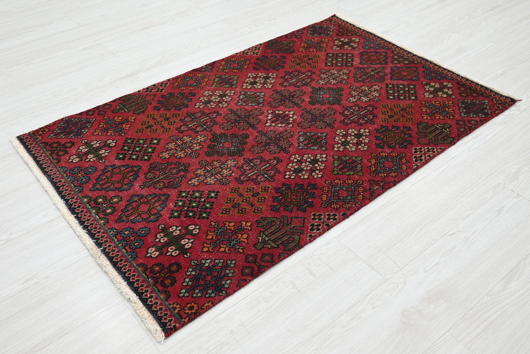 red Accent rug 2' 7" x 4' 2"
