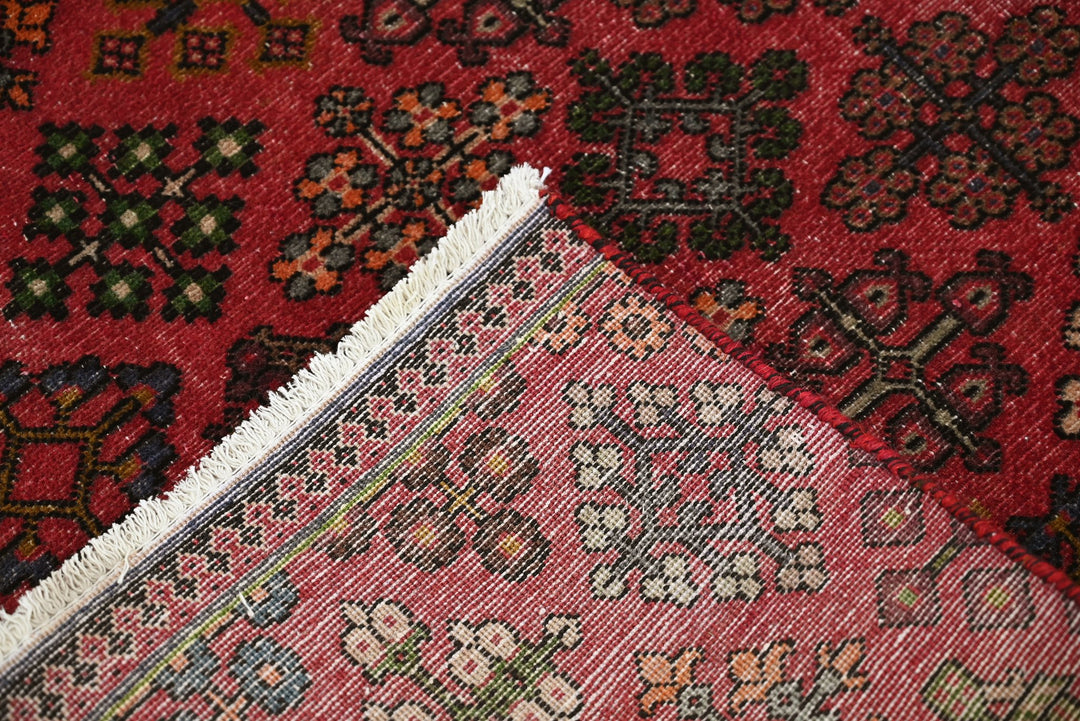 red Accent rug 2' 7" x 4' 2"