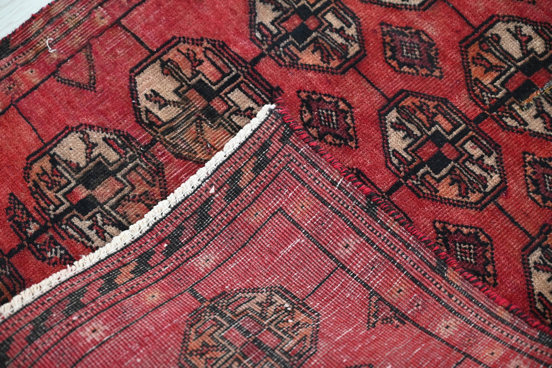 red Accent rug 2' 4" x 3' 11"