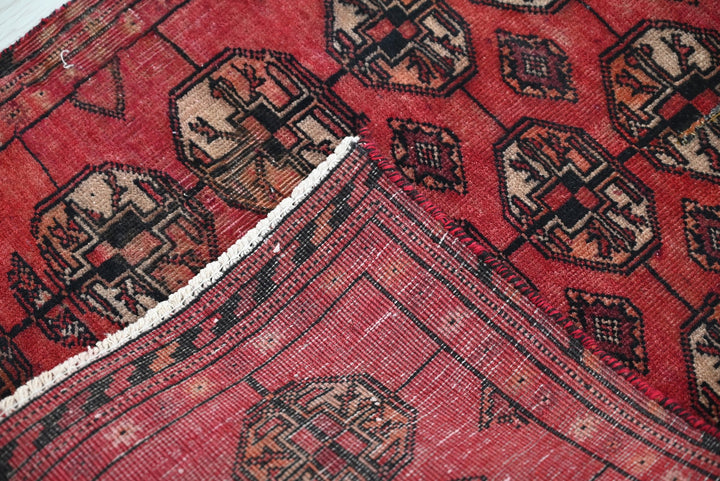 red Accent rug 2' 4" x 3' 11"