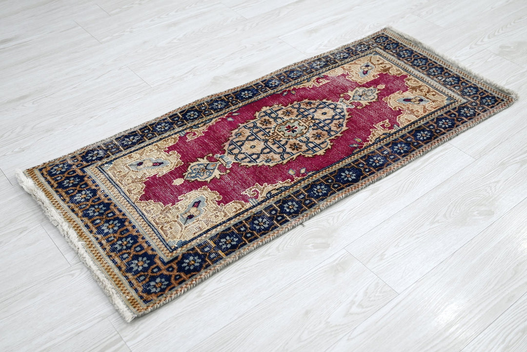 red Accent rug 1' 8" x 3' 10"