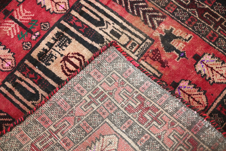red Accent rug 2' 2" x 2' 6"