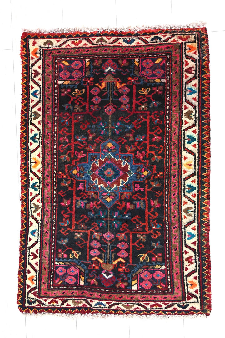 black Accent rug 1' 8" x 2' 7"