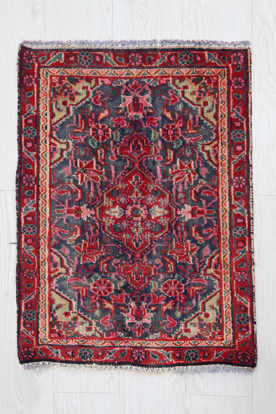 gray Accent rug 1' 9" x 2' 4"