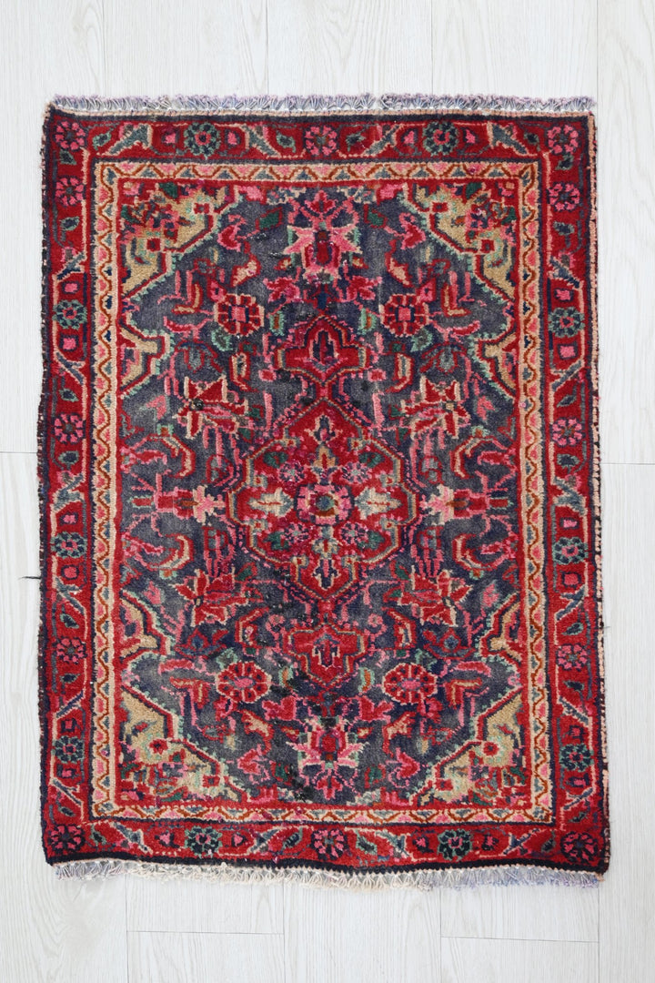 gray Accent rug 1' 9" x 2' 4"