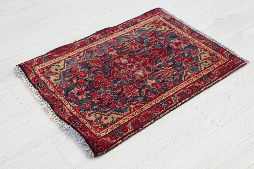 gray Accent rug 1' 9" x 2' 4"