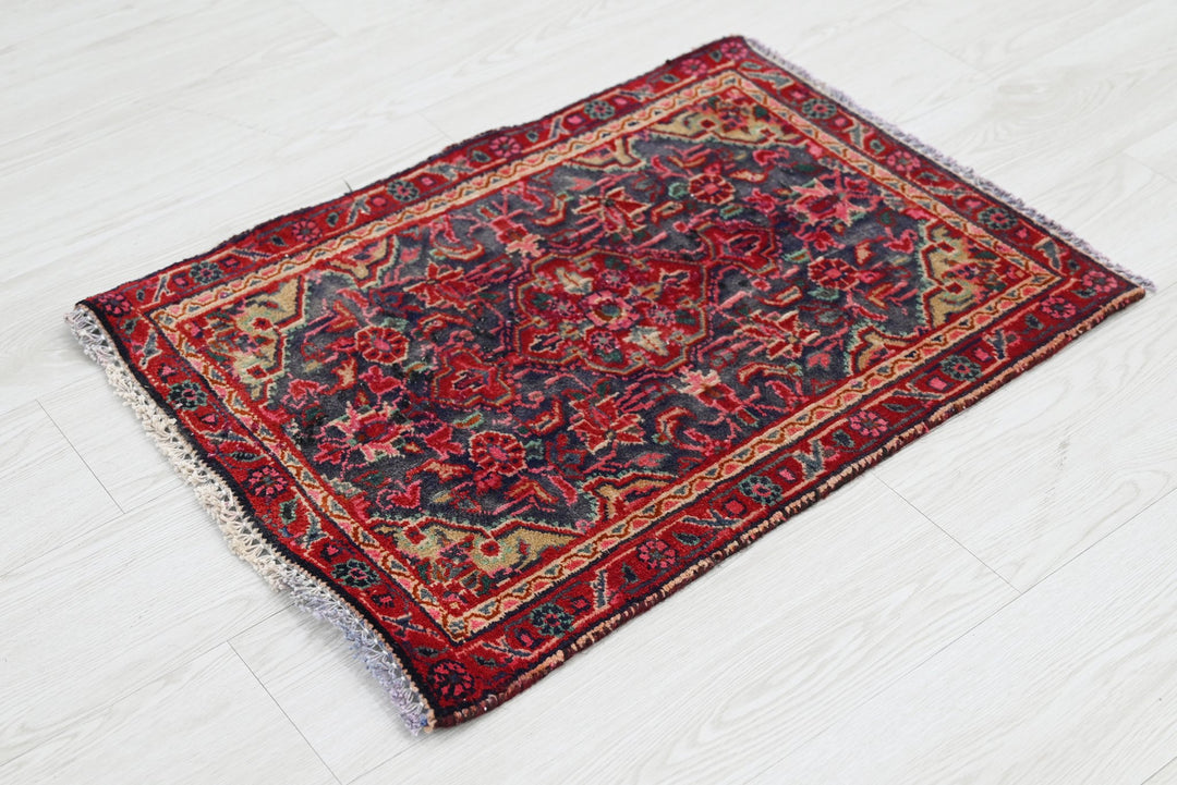 gray Accent rug 1' 9" x 2' 4"