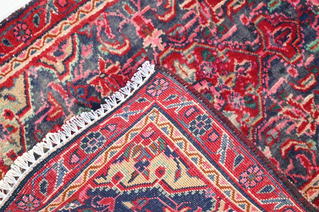 gray Accent rug 1' 9" x 2' 4"