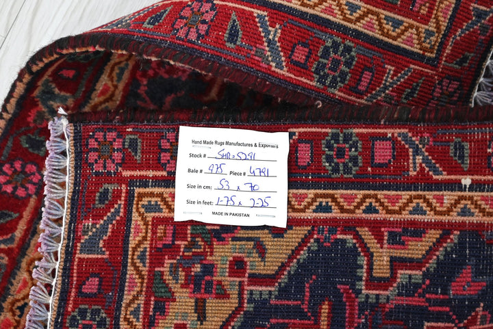 gray Accent rug 1' 9" x 2' 4"