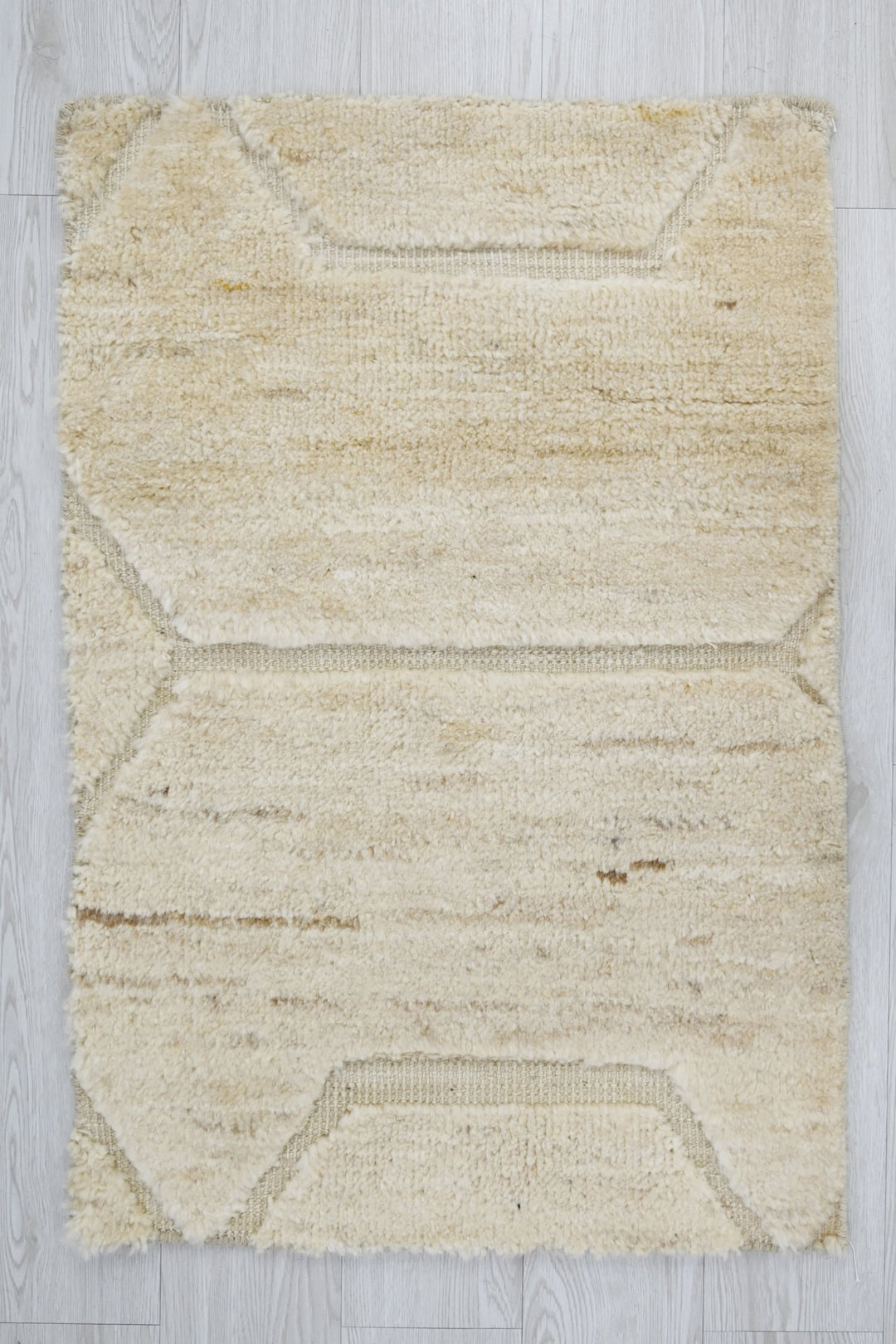 white Accent rug 2' 0" x 2' 11"
