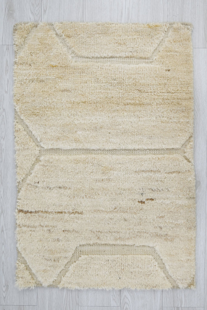 white Accent rug 2' 0" x 2' 11"