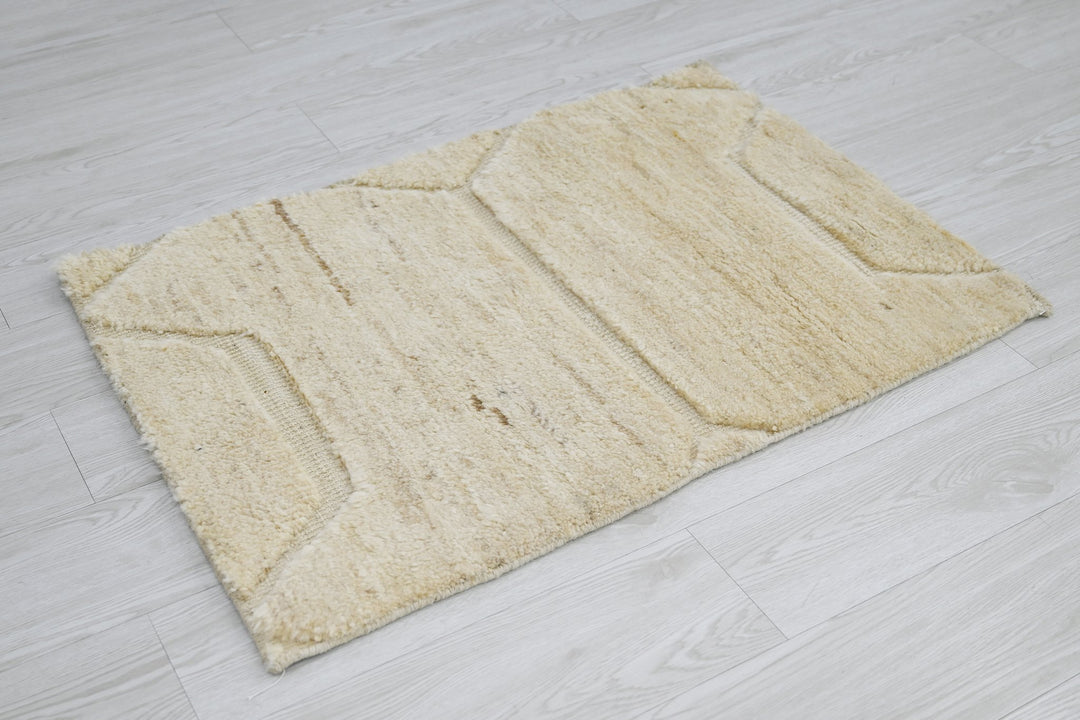 white Accent rug 2' 0" x 2' 11"
