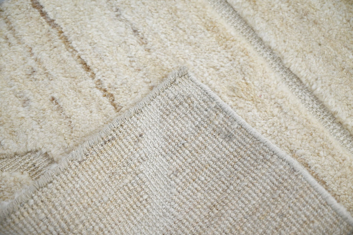 white Accent rug 2' 0" x 2' 11"