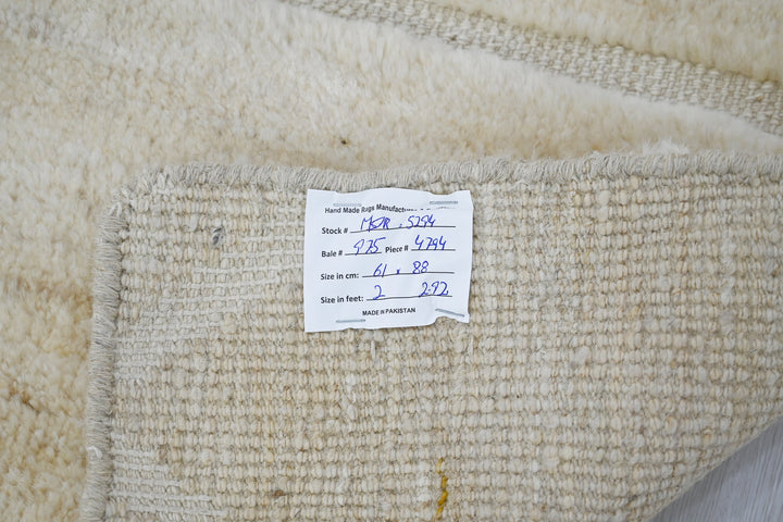 white Accent rug 2' 0" x 2' 11"
