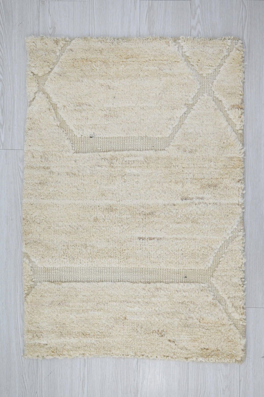 white Accent rug 2' 1" x 3' 0"