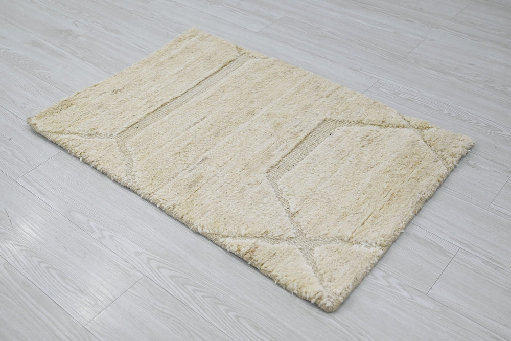 white Accent rug 2' 1" x 3' 0"