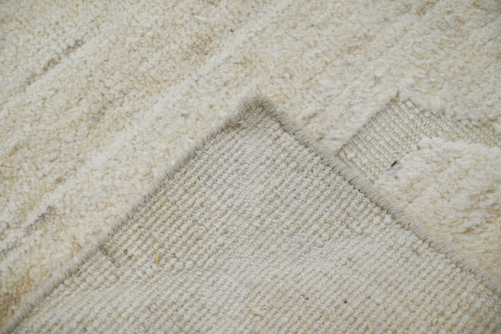 white Accent rug 2' 1" x 3' 0"