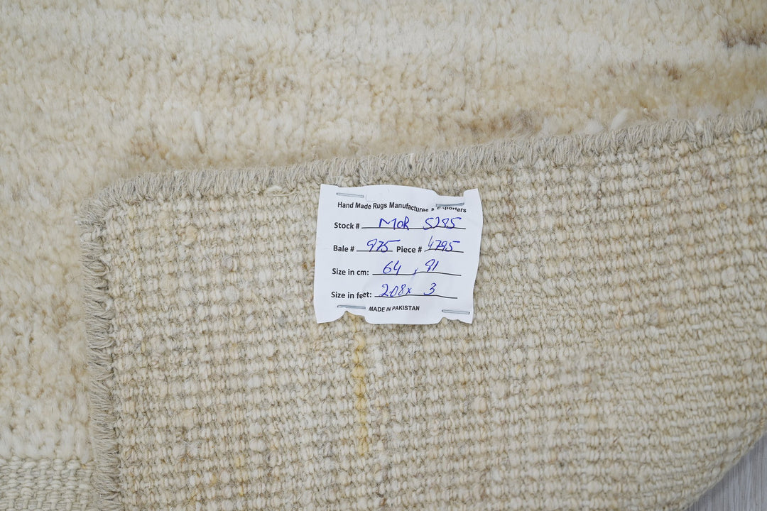 white Accent rug 2' 1" x 3' 0"