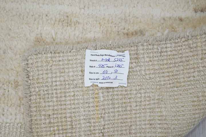 white Accent rug 2' 1" x 3' 0"