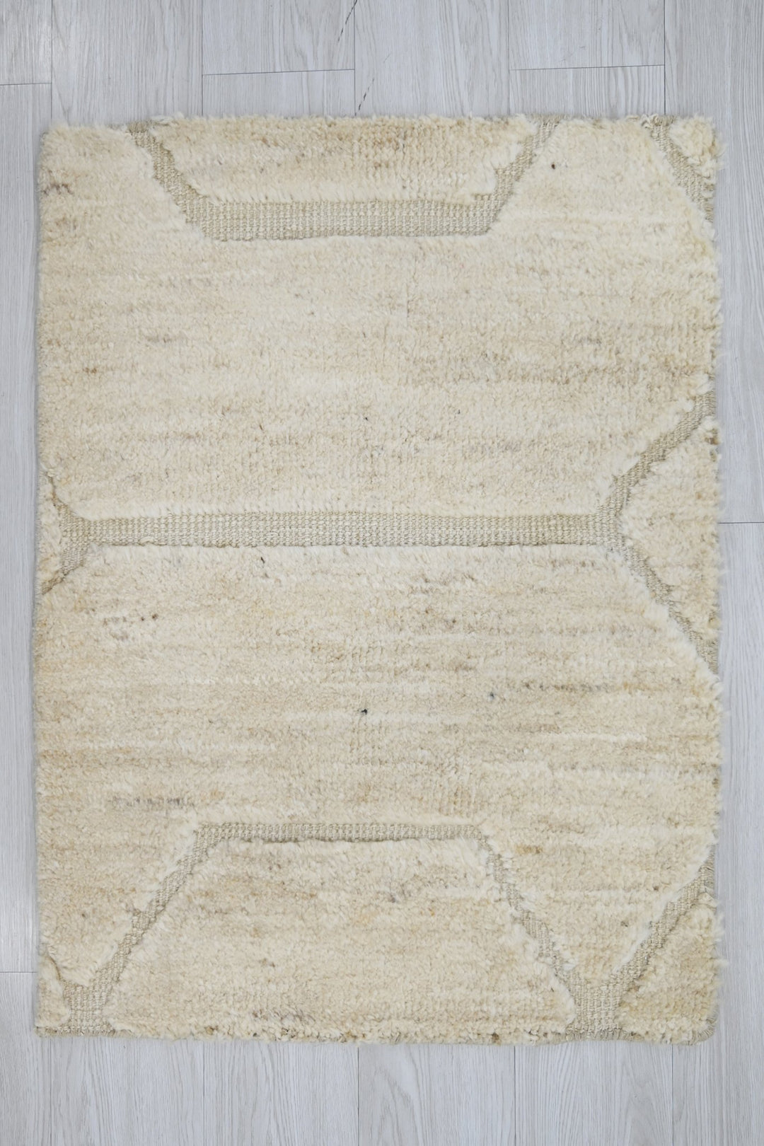 white Accent rug 1' 8" x 3' 1"