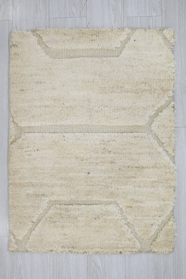 white Accent rug 1' 8" x 3' 1"