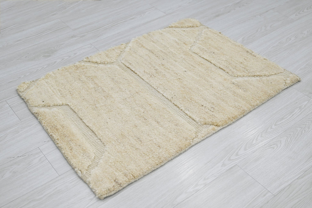 white Accent rug 1' 8" x 3' 1"