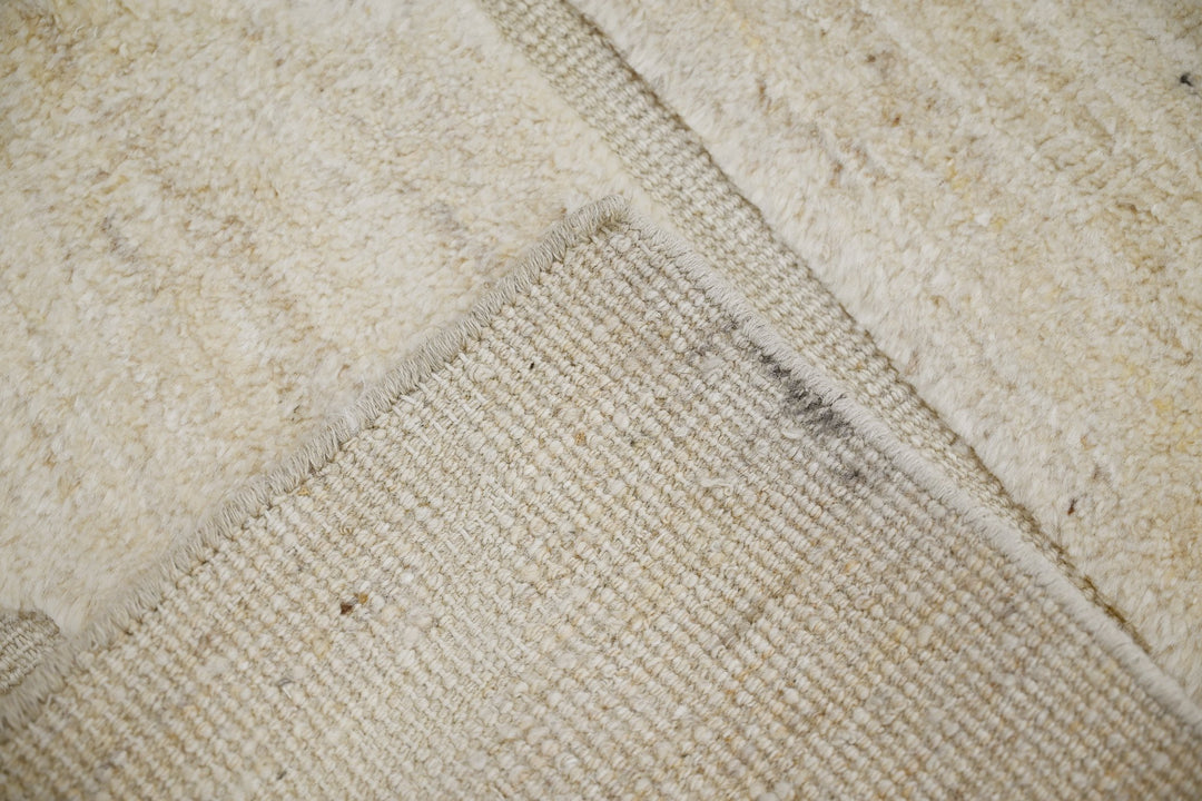 white Accent rug 1' 8" x 3' 1"