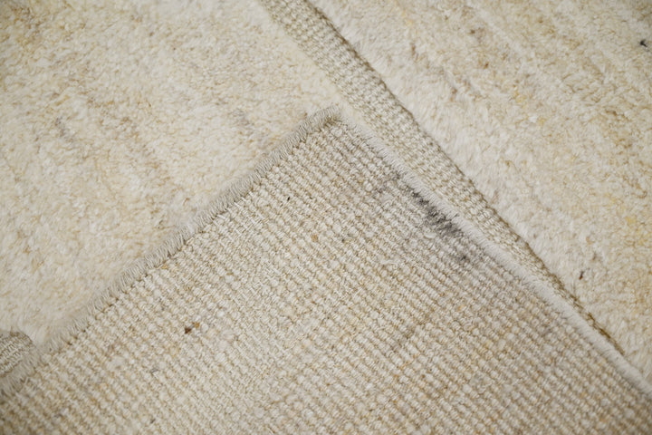 white Accent rug 1' 8" x 3' 1"