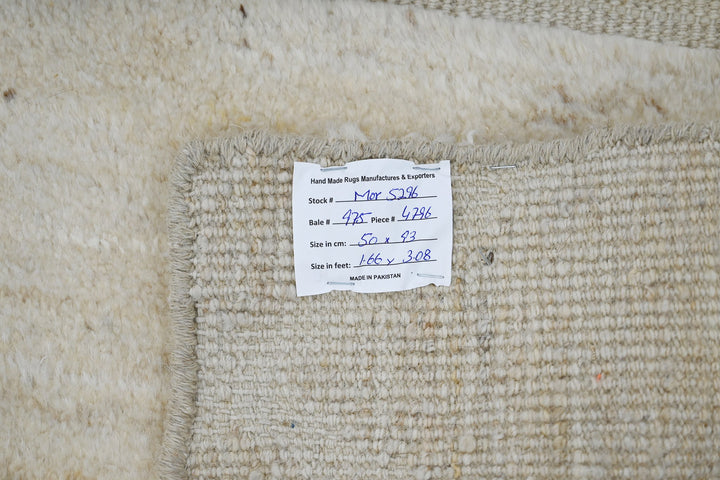 white Accent rug 1' 8" x 3' 1"
