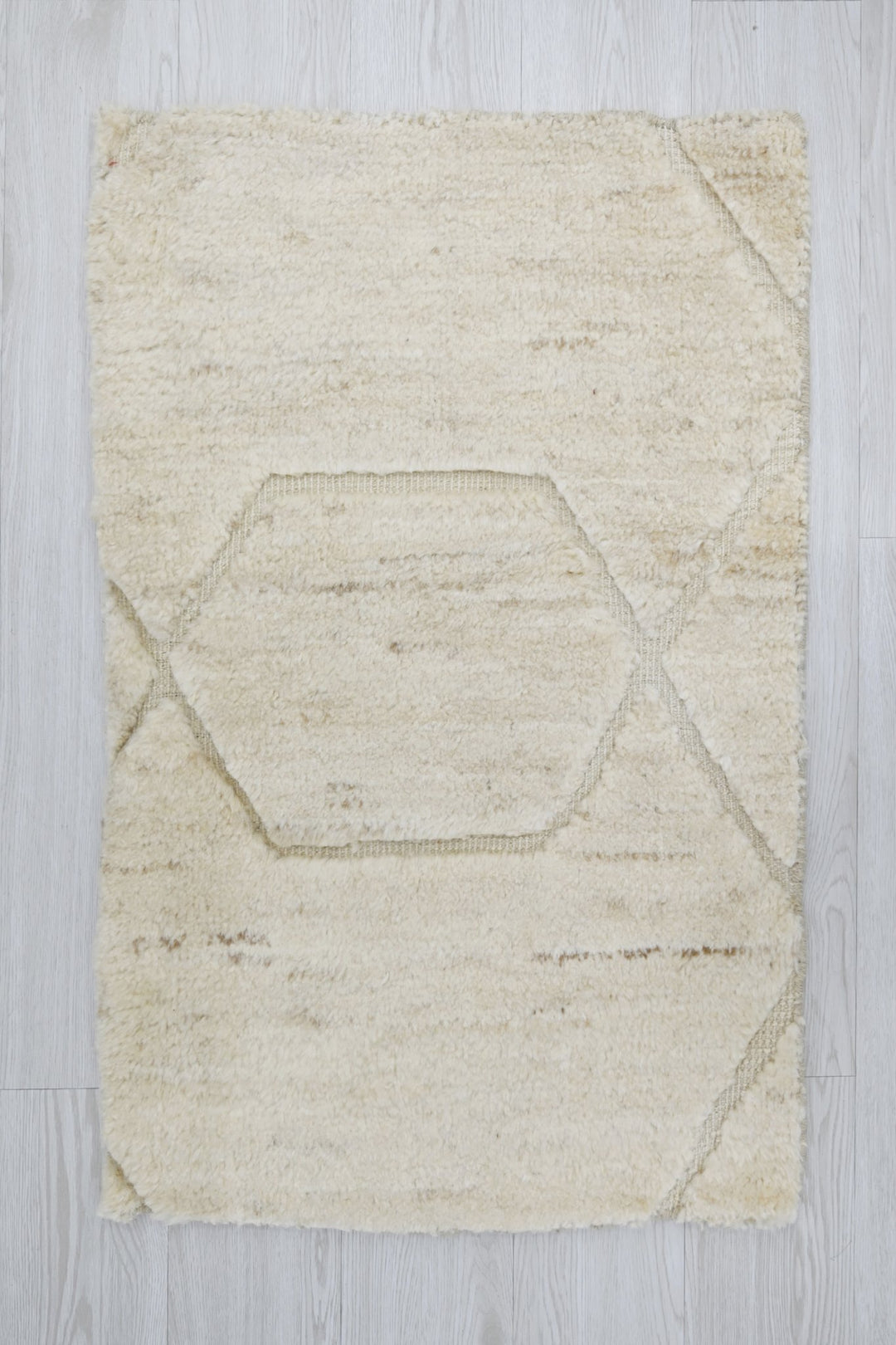 white Accent rug 2' 0" x 3' 1"