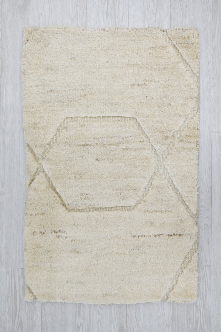 white Accent rug 2' 0" x 3' 1"