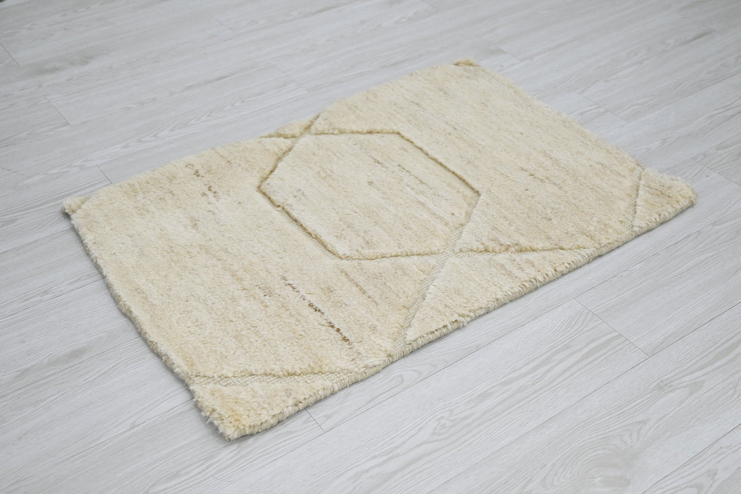 white Accent rug 2' 0" x 3' 1"