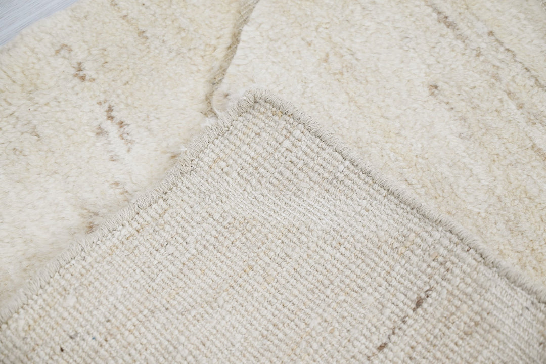 white Accent rug 2' 0" x 3' 1"