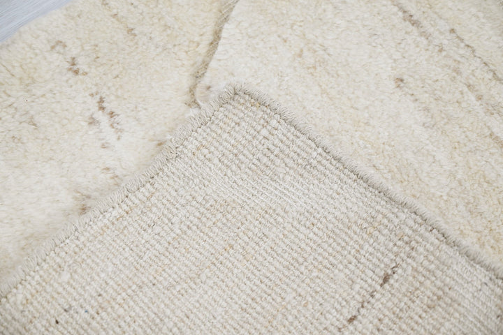white Accent rug 2' 0" x 3' 1"