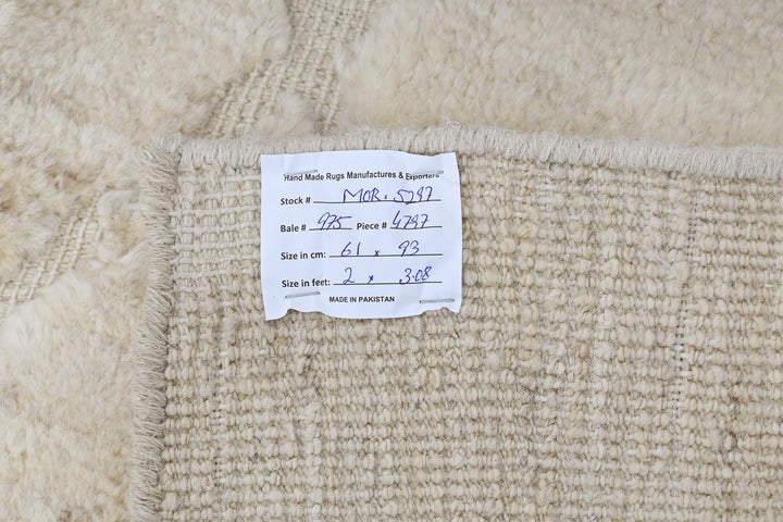 white Accent rug 2' 0" x 3' 1"