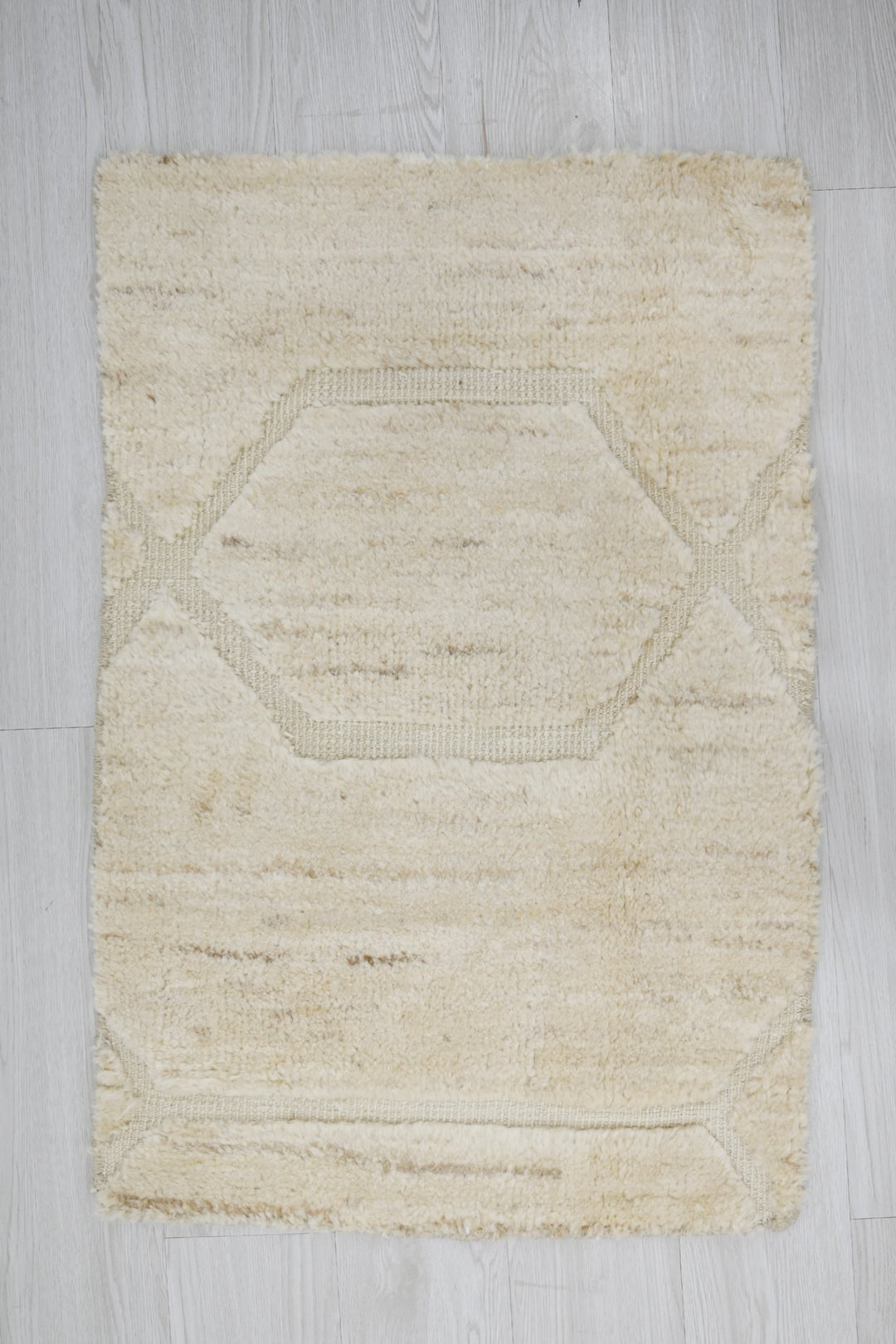 white Accent rug 1' 11" x 3' 1"