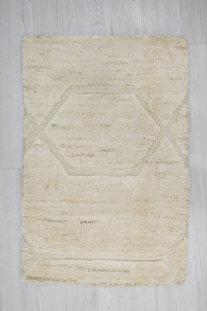 white Accent rug 1' 11" x 3' 1"
