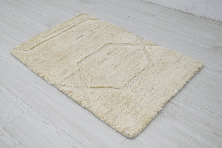 white Accent rug 1' 11" x 3' 1"