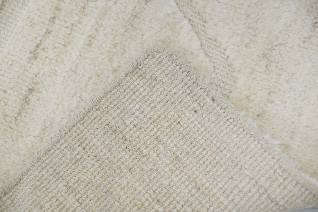 white Accent rug 1' 11" x 3' 1"