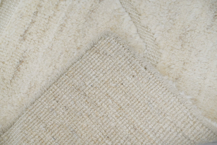 white Accent rug 1' 11" x 3' 1"