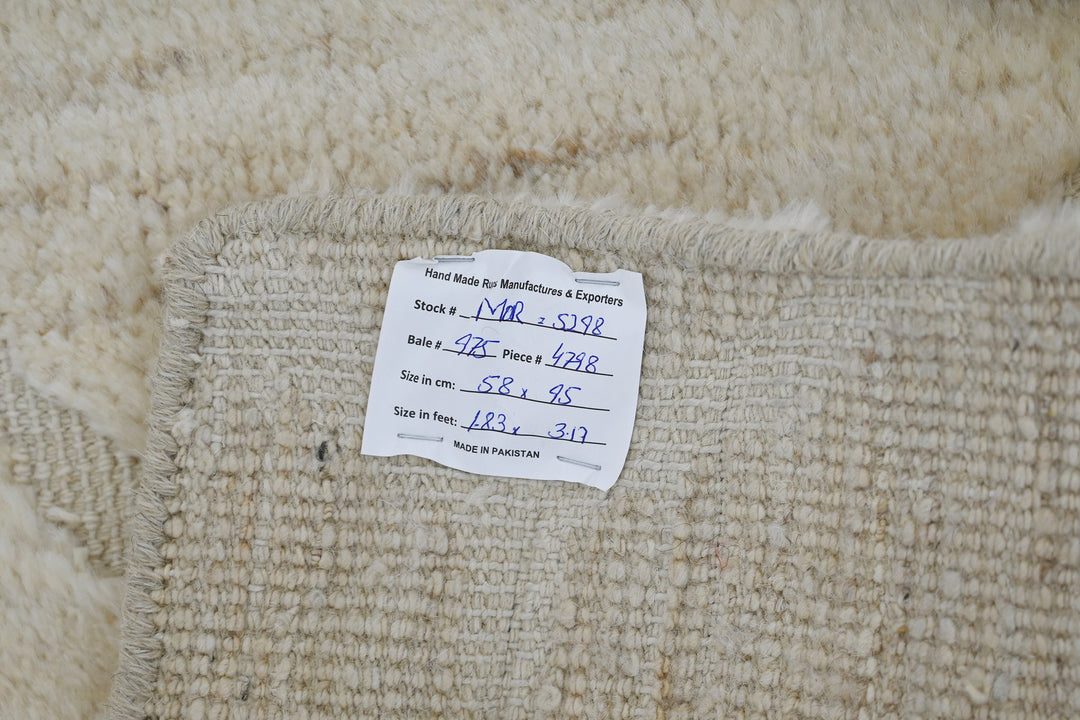 white Accent rug 1' 11" x 3' 1"