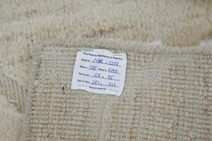 white Accent rug 1' 11" x 3' 1"
