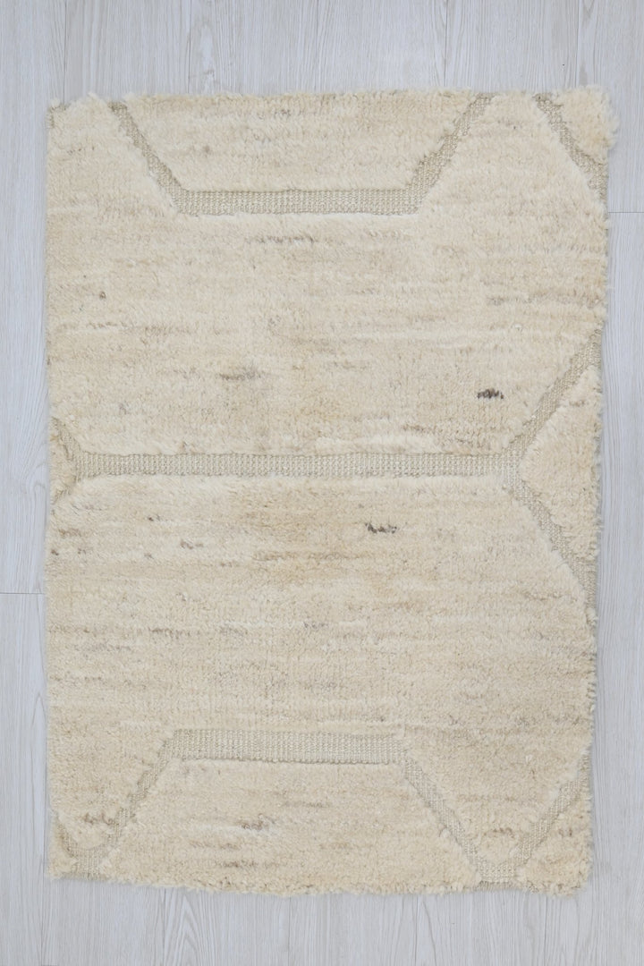 white Accent rug 2' 0" x 3' 0"