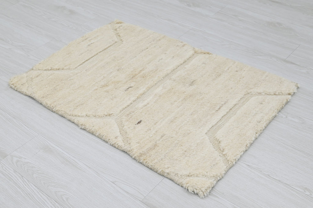 white Accent rug 2' 0" x 3' 0"