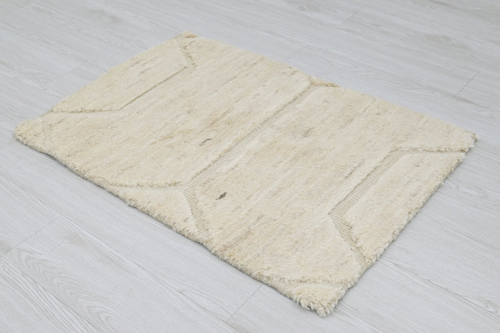 white Accent rug 2' 0" x 3' 0"