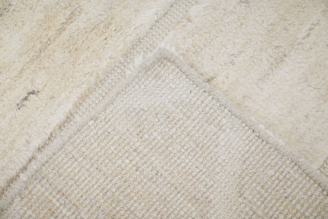 white Accent rug 2' 0" x 3' 0"