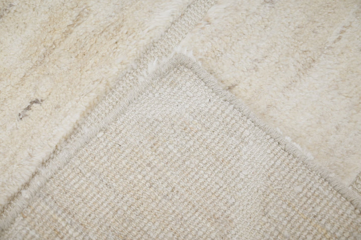white Accent rug 2' 0" x 3' 0"
