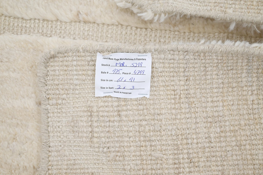 white Accent rug 2' 0" x 3' 0"