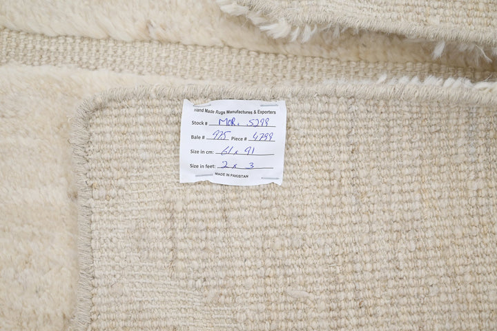 white Accent rug 2' 0" x 3' 0"