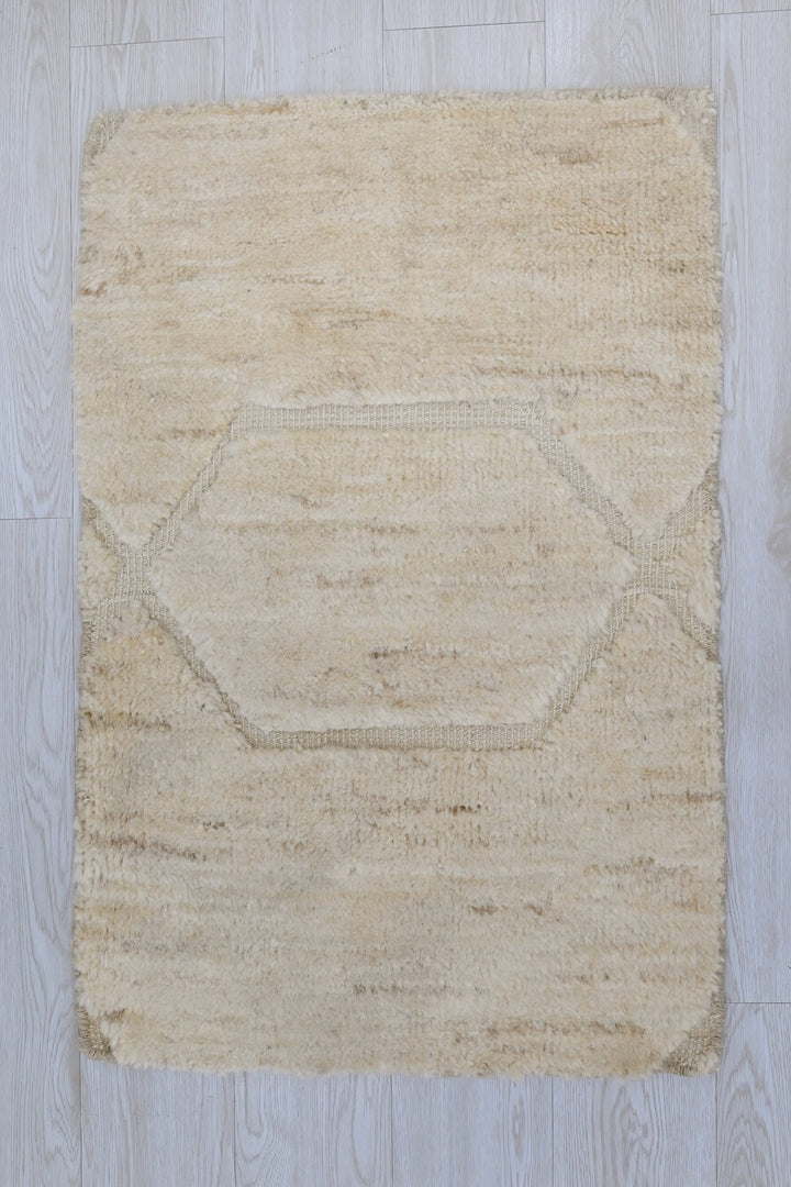 white Accent rug 2' 0" x 3' 0"